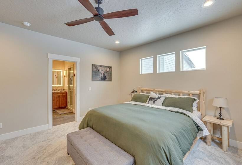 All Season Cabin: Hot Tub & Sauna In Donnelly