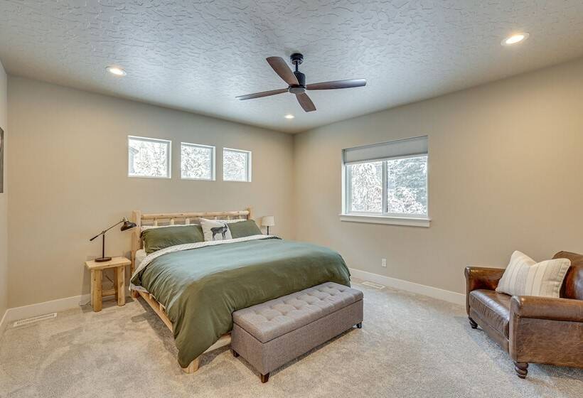 All Season Cabin: Hot Tub & Sauna In Donnelly