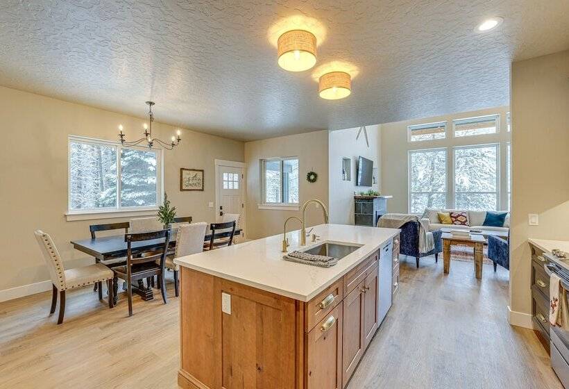 All Season Cabin: Hot Tub & Sauna In Donnelly