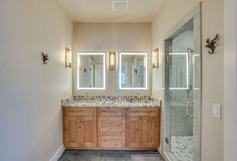 All Season Cabin: Hot Tub & Sauna In Donnelly