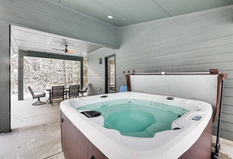 All Season Cabin: Hot Tub & Sauna In Donnelly