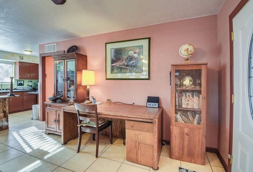 Artfully Decorated Cottonwood Home: Pets Welcome!