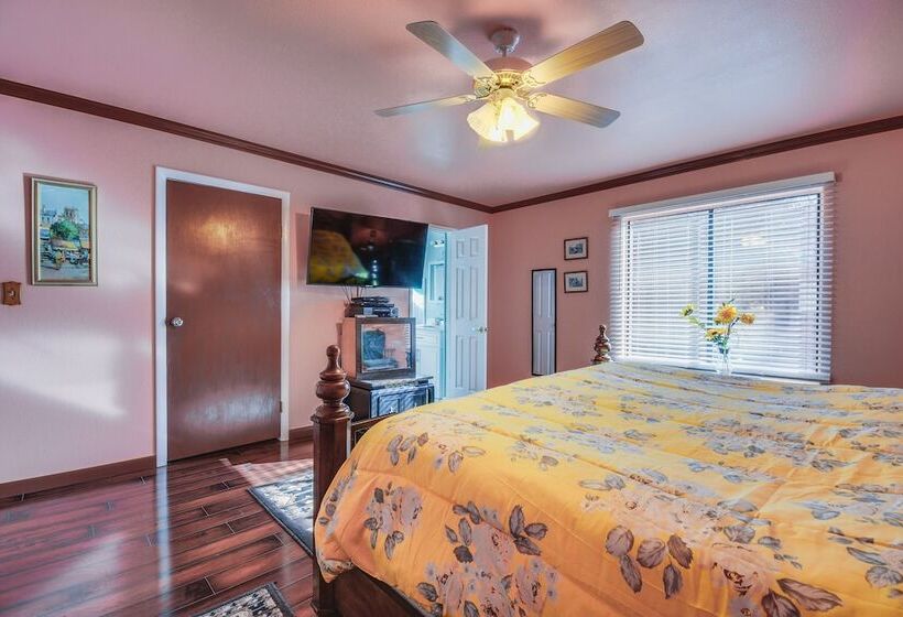 Artfully Decorated Cottonwood Home: Pets Welcome!