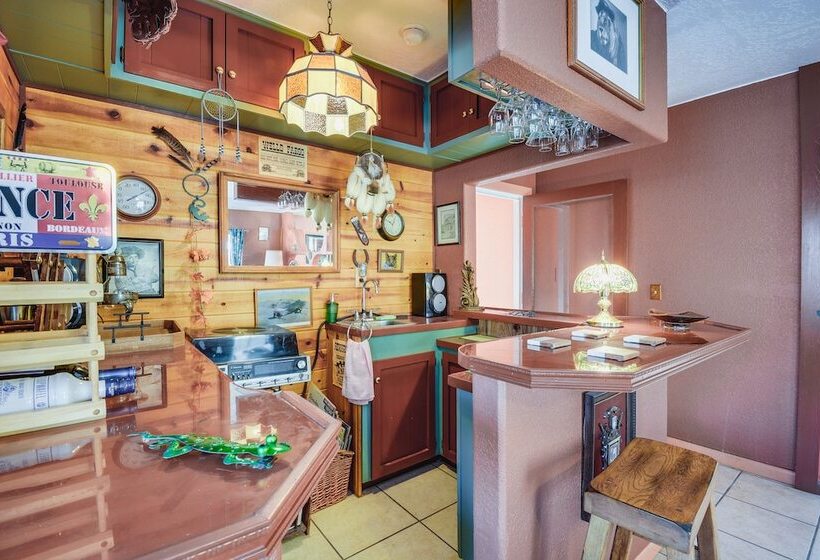 Artfully Decorated Cottonwood Home: Pets Welcome!