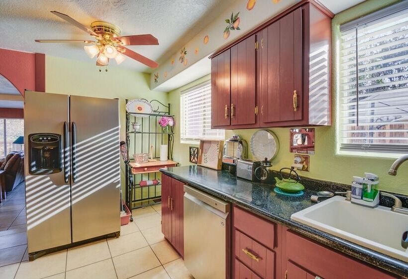 Artfully Decorated Cottonwood Home: Pets Welcome!