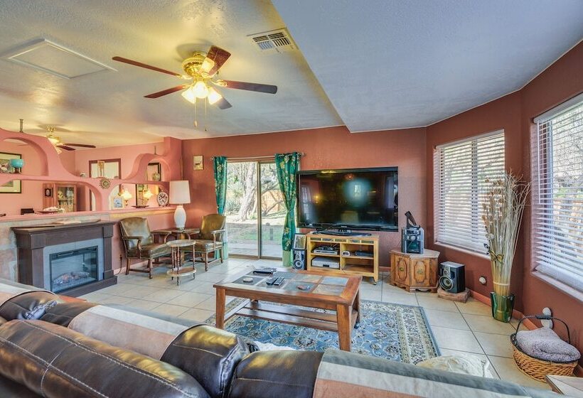 Artfully Decorated Cottonwood Home: Pets Welcome!