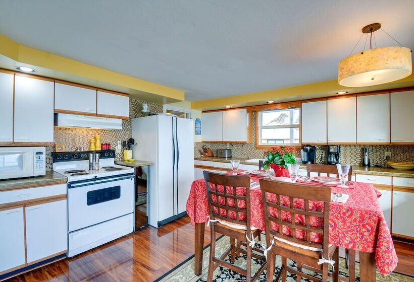 Bayfront Port Hadlock Retreat W/ Grill & Deck!