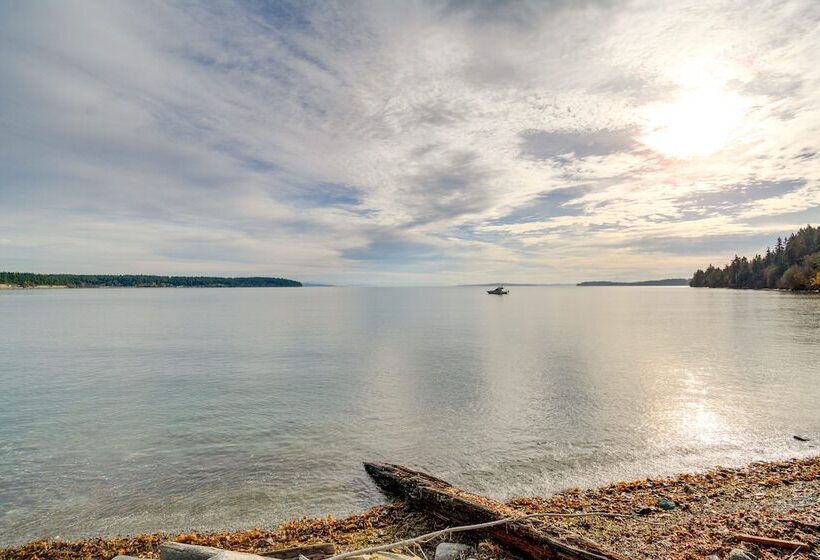 Bayfront Port Hadlock Retreat W/ Grill & Deck!