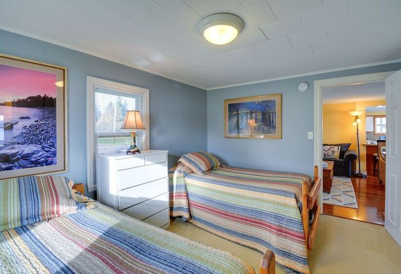 Bayfront Port Hadlock Retreat W/ Grill & Deck!