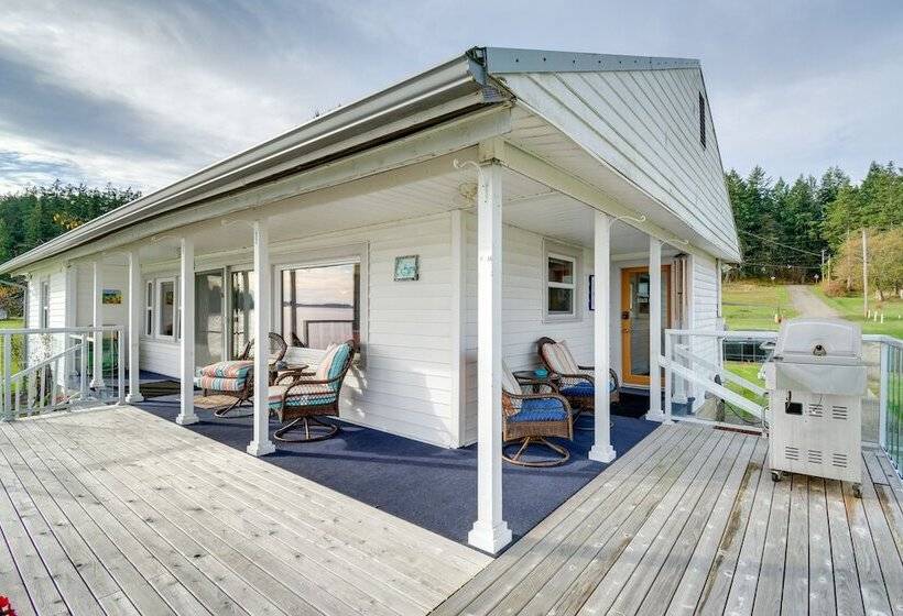 Bayfront Port Hadlock Retreat W/ Grill & Deck!