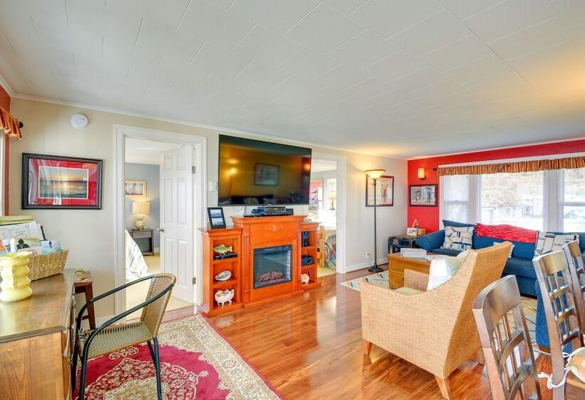 Bayfront Port Hadlock Retreat W/ Grill & Deck!