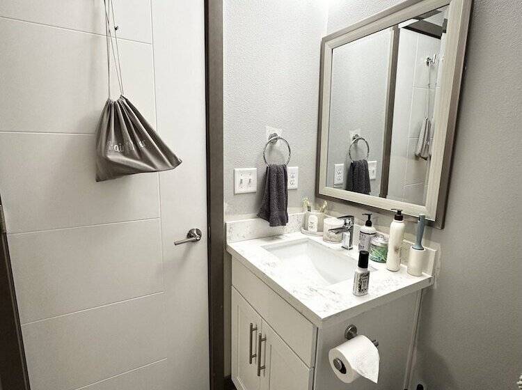 צימר Central Tacoma Homestay  Private Room