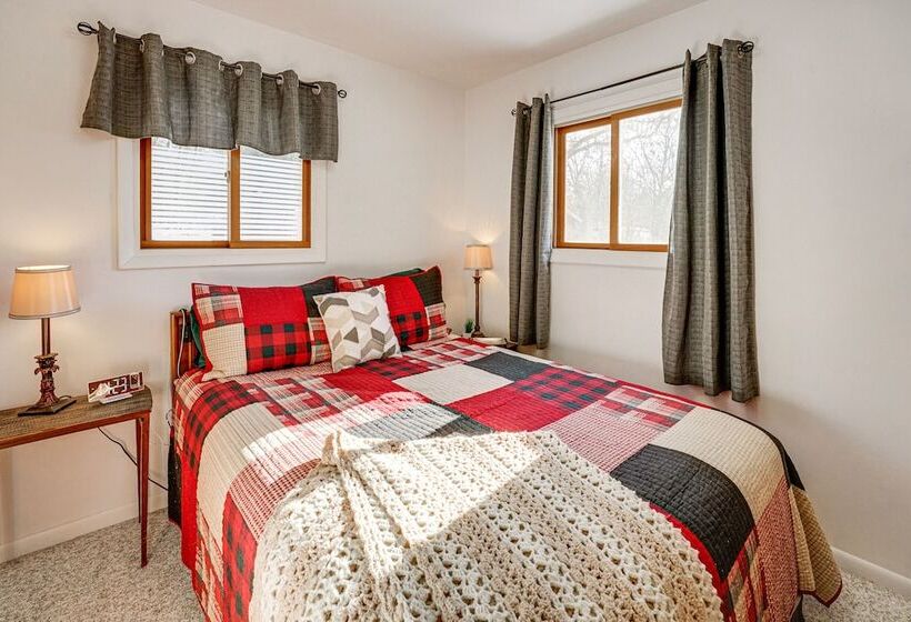 Bitely Cottage Rental: Fire Pit & Beach!