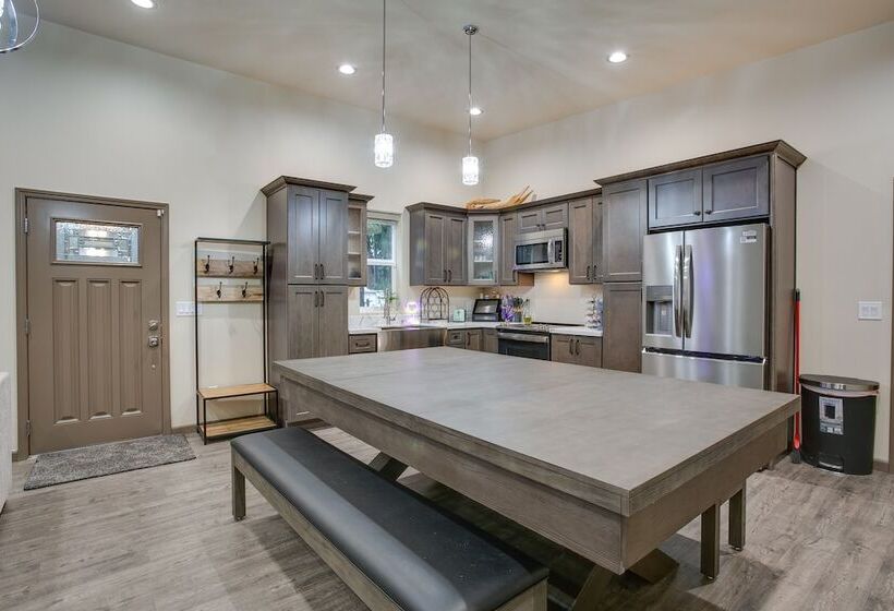 Game Room, Hot Tub & Mtn View: Bonney Lake Retreat