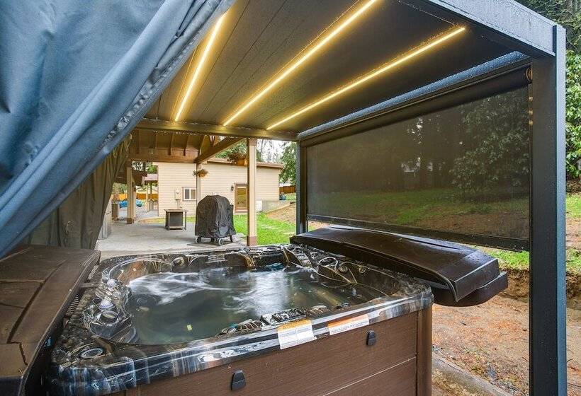 Game Room, Hot Tub & Mtn View: Bonney Lake Retreat