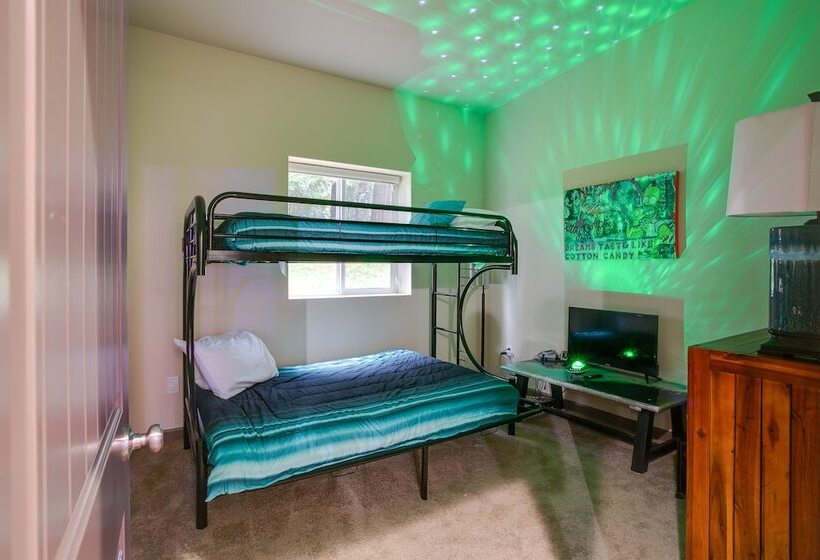 Game Room, Hot Tub & Mtn View: Bonney Lake Retreat