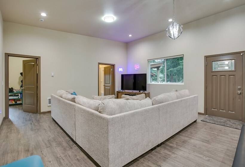 Game Room, Hot Tub & Mtn View: Bonney Lake Retreat