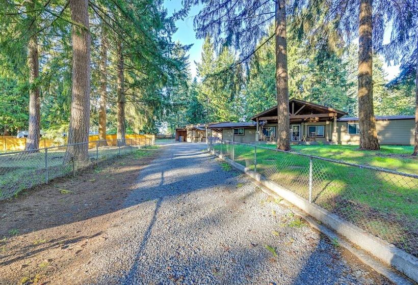 Game Room, Hot Tub & Mtn View: Bonney Lake Retreat