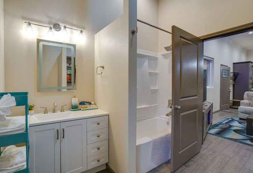 Game Room, Hot Tub & Mtn View: Bonney Lake Retreat