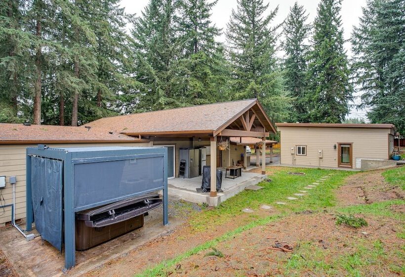 Game Room, Hot Tub & Mtn View: Bonney Lake Retreat