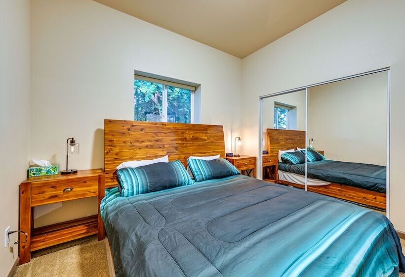 Game Room, Hot Tub & Mtn View: Bonney Lake Retreat