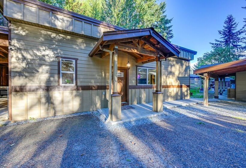 Game Room, Hot Tub & Mtn View: Bonney Lake Retreat