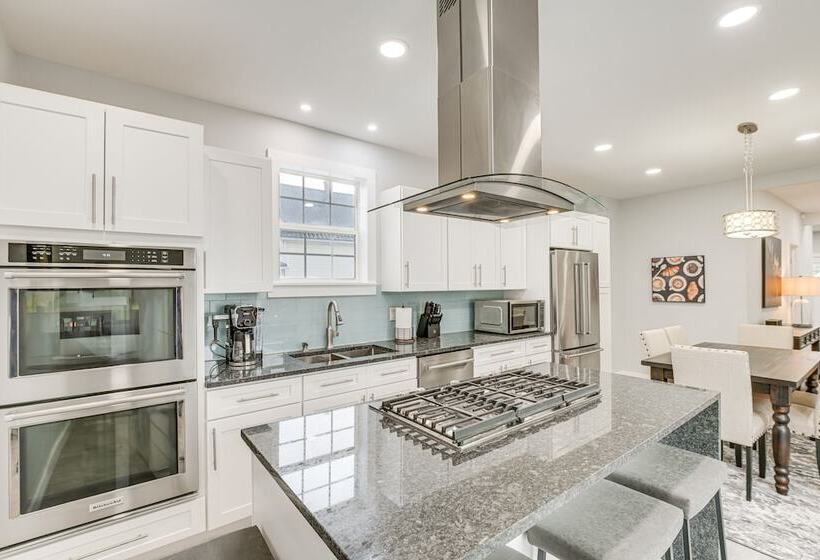 Bright & Modern Home: 2 Mi To Presque Isle Airport