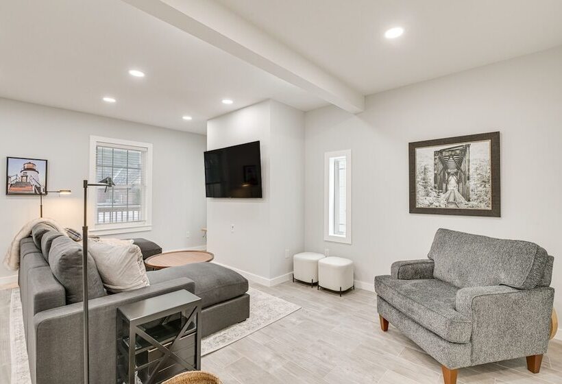 Bright & Modern Home: 2 Mi To Presque Isle Airport