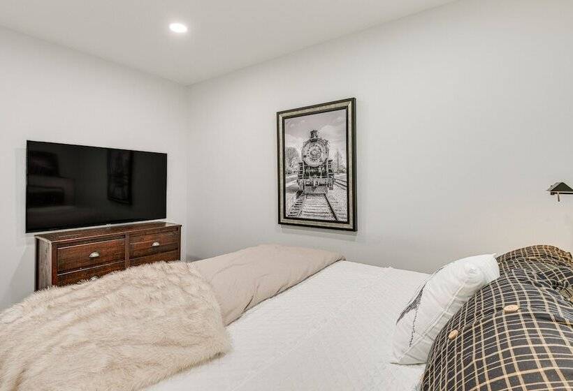 Bright & Modern Home: 2 Mi To Presque Isle Airport