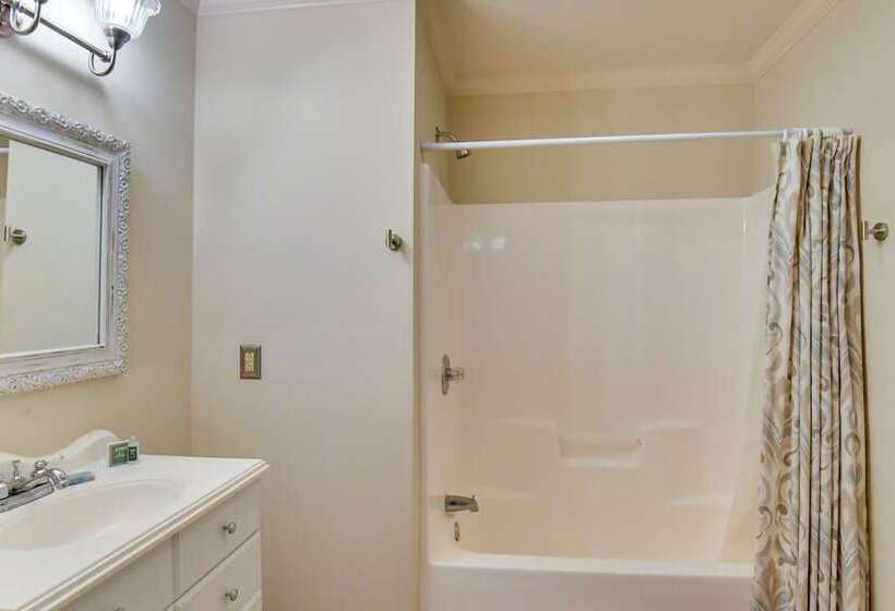 Buckhead Home W/ On Site Lake Oconee Access!