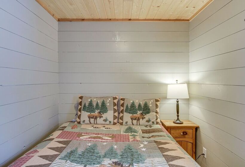 Lake Hubert Cabin W/ Private Deck + Boat Dock