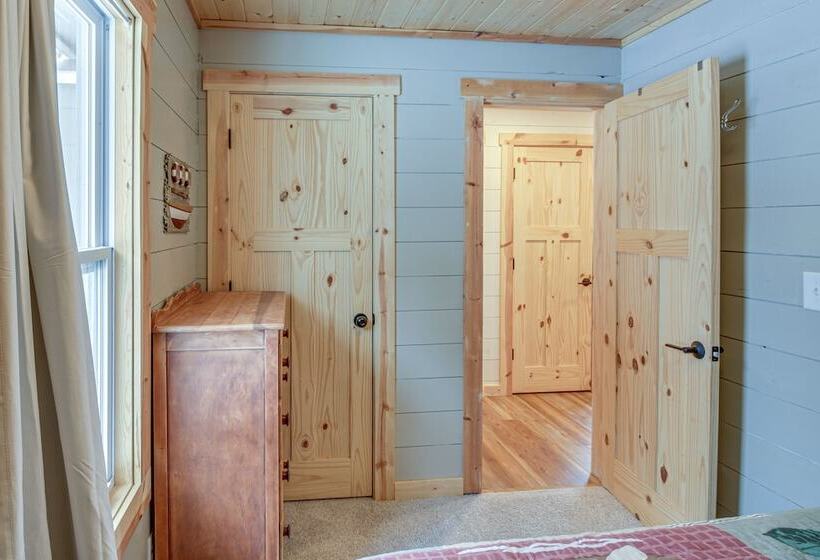 Lake Hubert Cabin W/ Private Deck + Boat Dock