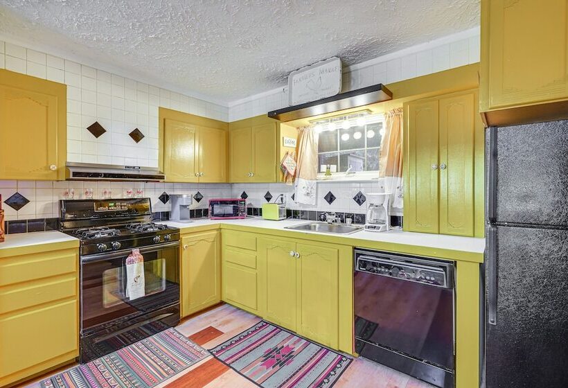 Central Bisbee Home, 1 Mi To Copper Queen Mine!