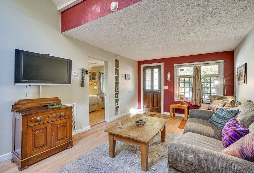 Central Bisbee Home, 1 Mi To Copper Queen Mine!