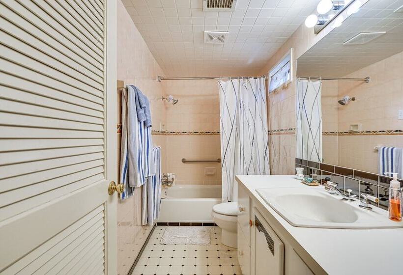 Central Bisbee Home, 1 Mi To Copper Queen Mine!