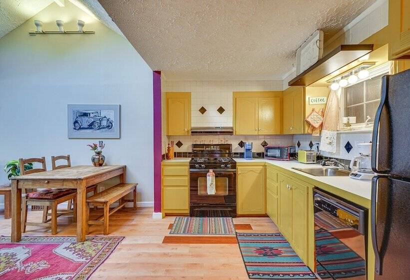 Central Bisbee Home, 1 Mi To Copper Queen Mine!