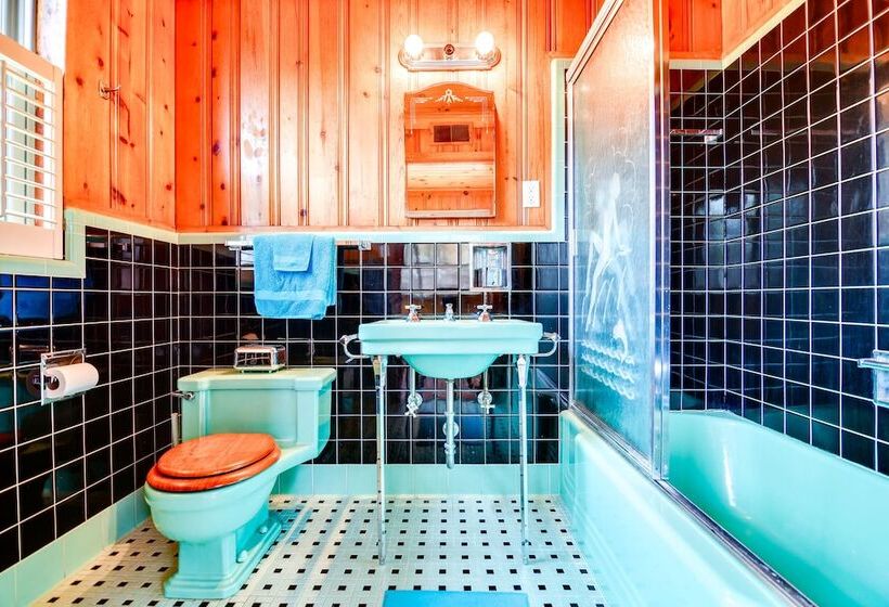 Central Memphis Home: Mcm Decor, Walk To Midtown!