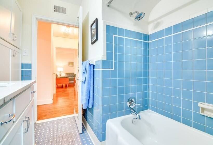 Central Memphis Home: Mcm Decor, Walk To Midtown!