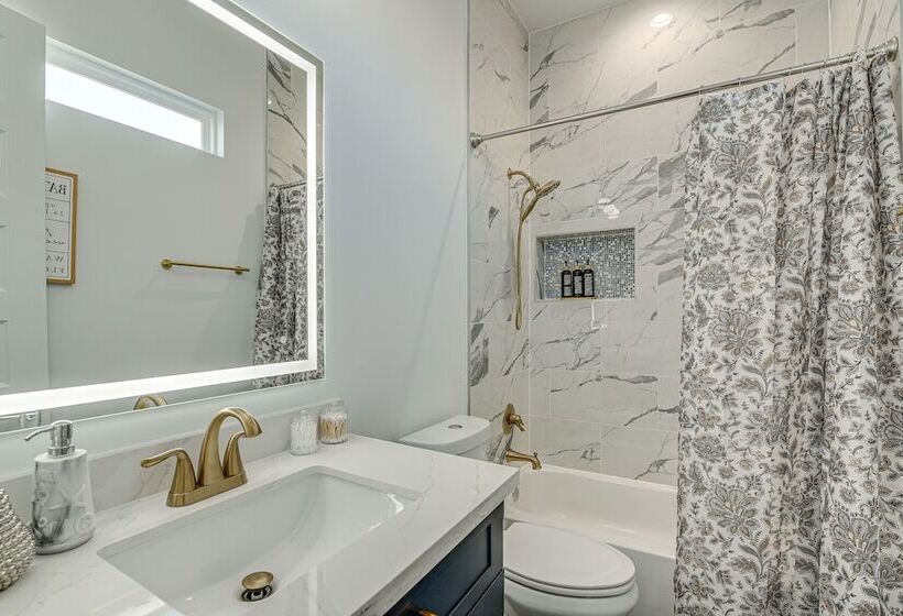 Centrally Located Home ~ 1 Mi To Toyota Center!