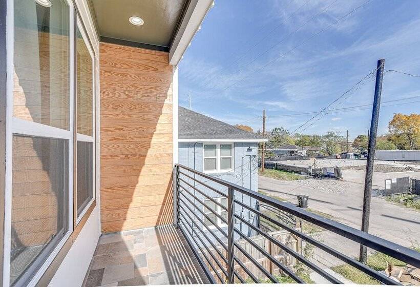 Centrally Located Home ~ 1 Mi To Toyota Center!