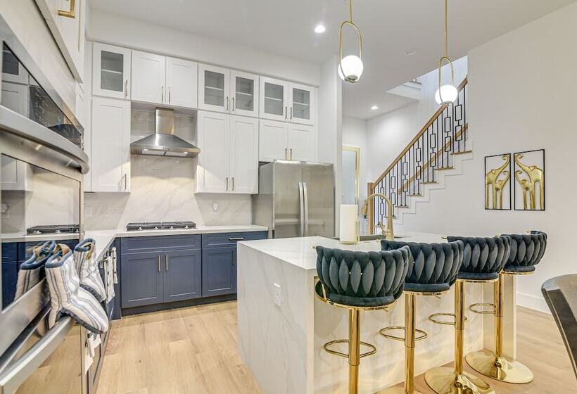 Centrally Located Home ~ 1 Mi To Toyota Center!