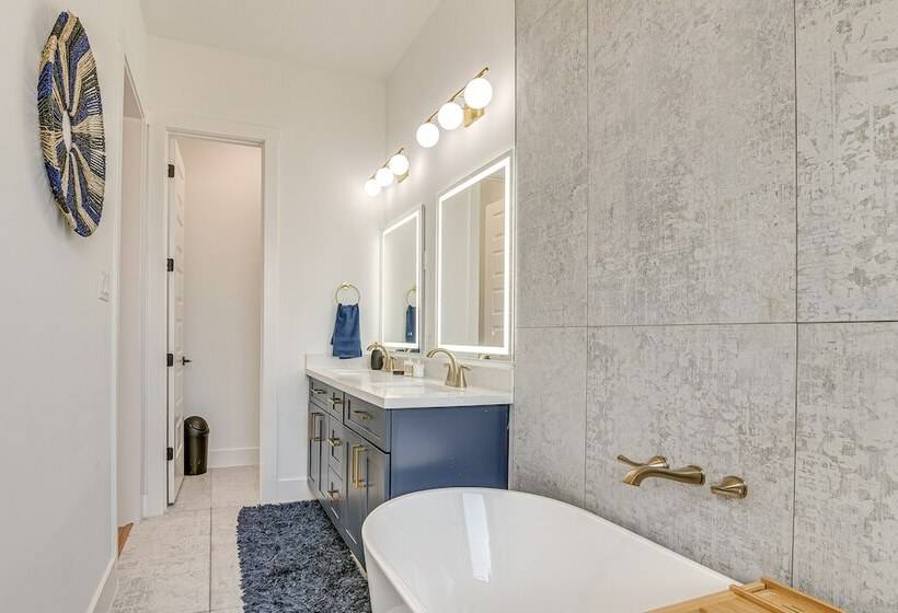 Centrally Located Home ~ 1 Mi To Toyota Center!