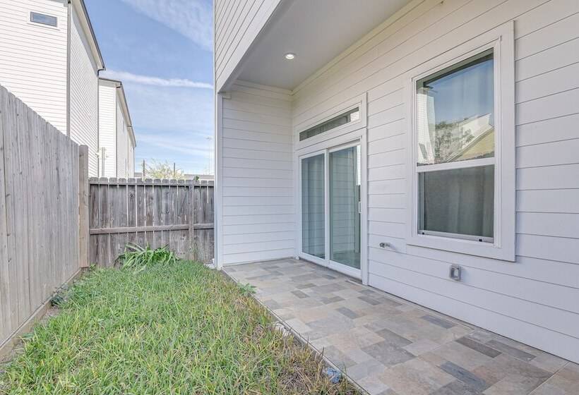 Centrally Located Home ~ 1 Mi To Toyota Center!