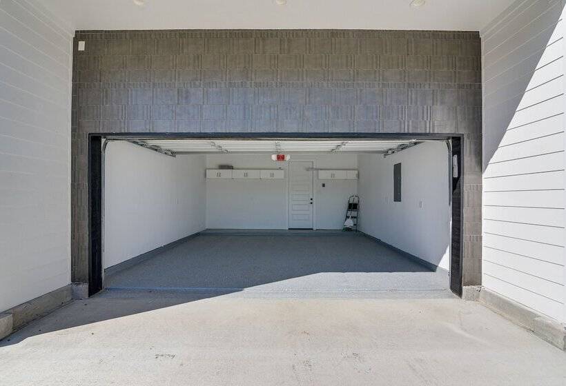 Centrally Located Home ~ 1 Mi To Toyota Center!