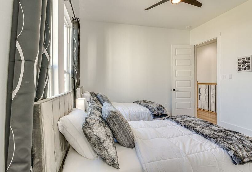 Centrally Located Home ~ 1 Mi To Toyota Center!