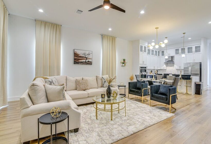 Centrally Located Home ~ 1 Mi To Toyota Center!