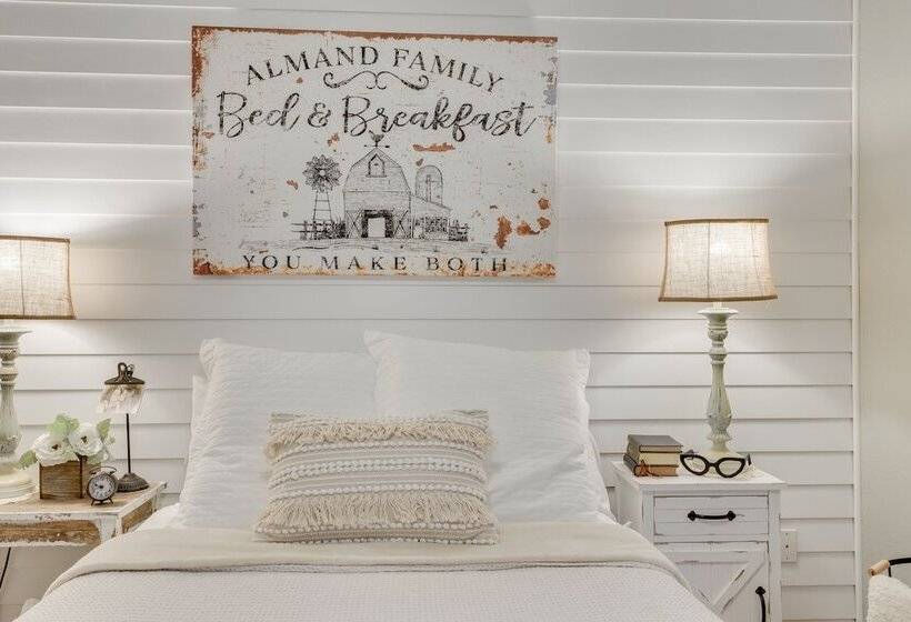 Chandler House W/ Fenced Backyard: Pets Welcome!