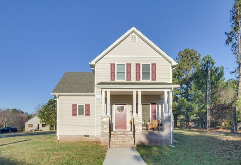 Charming Appomattox Home: Half Mi To Main Street!