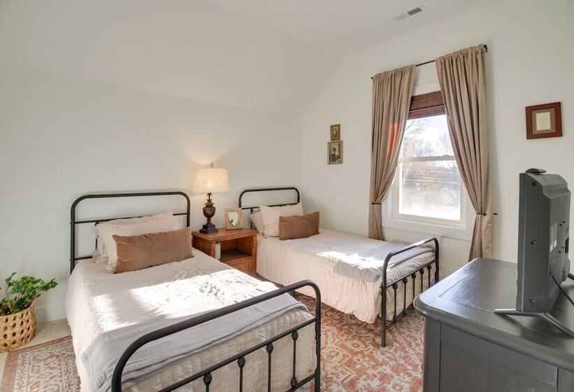 Charming Appomattox Home: Half Mi To Main Street!