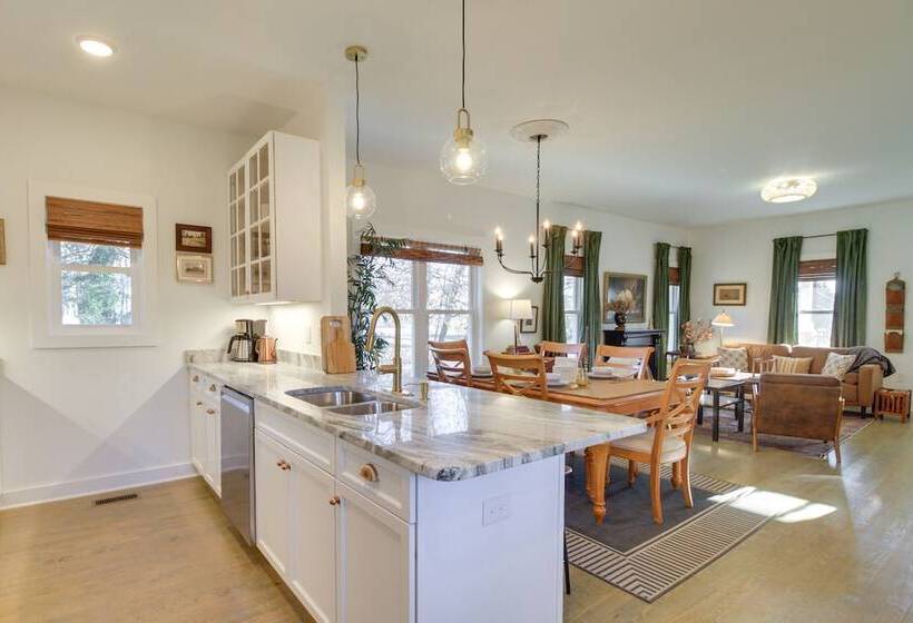 Charming Appomattox Home: Half Mi To Main Street!